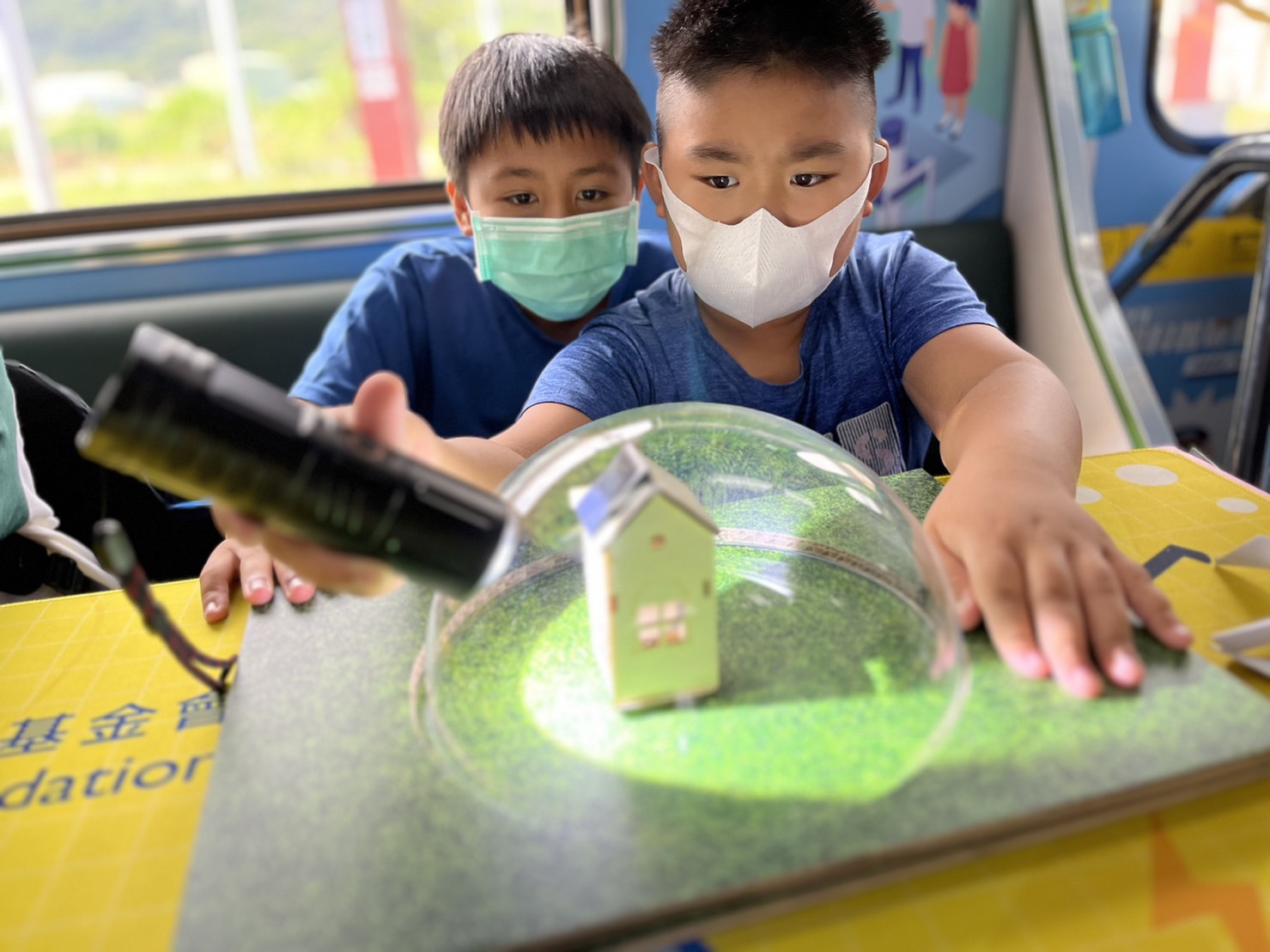 彩虹多多參與基礎科學主題車廂，以STEAM教學精神，設計「逐日科學家」、「太陽能工程師」以及「淨零建築師」三大能源科普課程和實驗