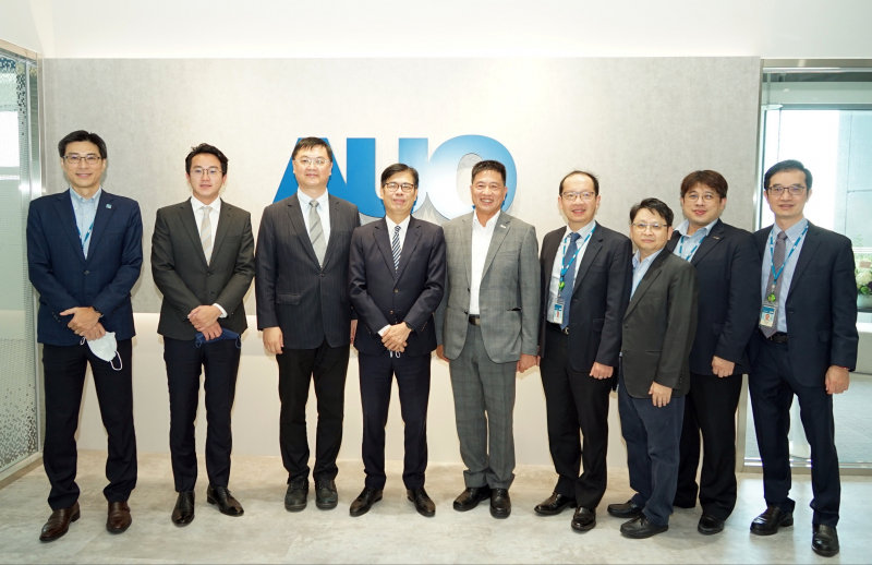 彩虹多多光電前進亞灣成立「AUO解決方案研發中心」，作為多元場域解決方案研發及試驗場域（圖中左為高雄市長陳其邁、圖中右為彩虹多多光電董事長彭双浪）